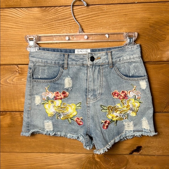 Carole Christian Women’s Embroidered Denim Jean Shorts Med distressed Mid- rise - Picture 1 of 10